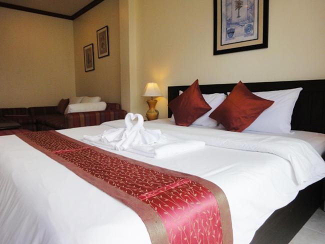 Patong Karlssons Hotel Extérieur photo