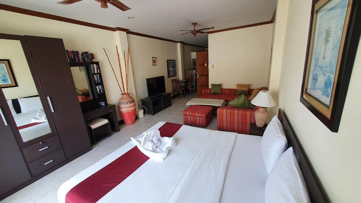Patong Karlssons Hotel Extérieur photo
