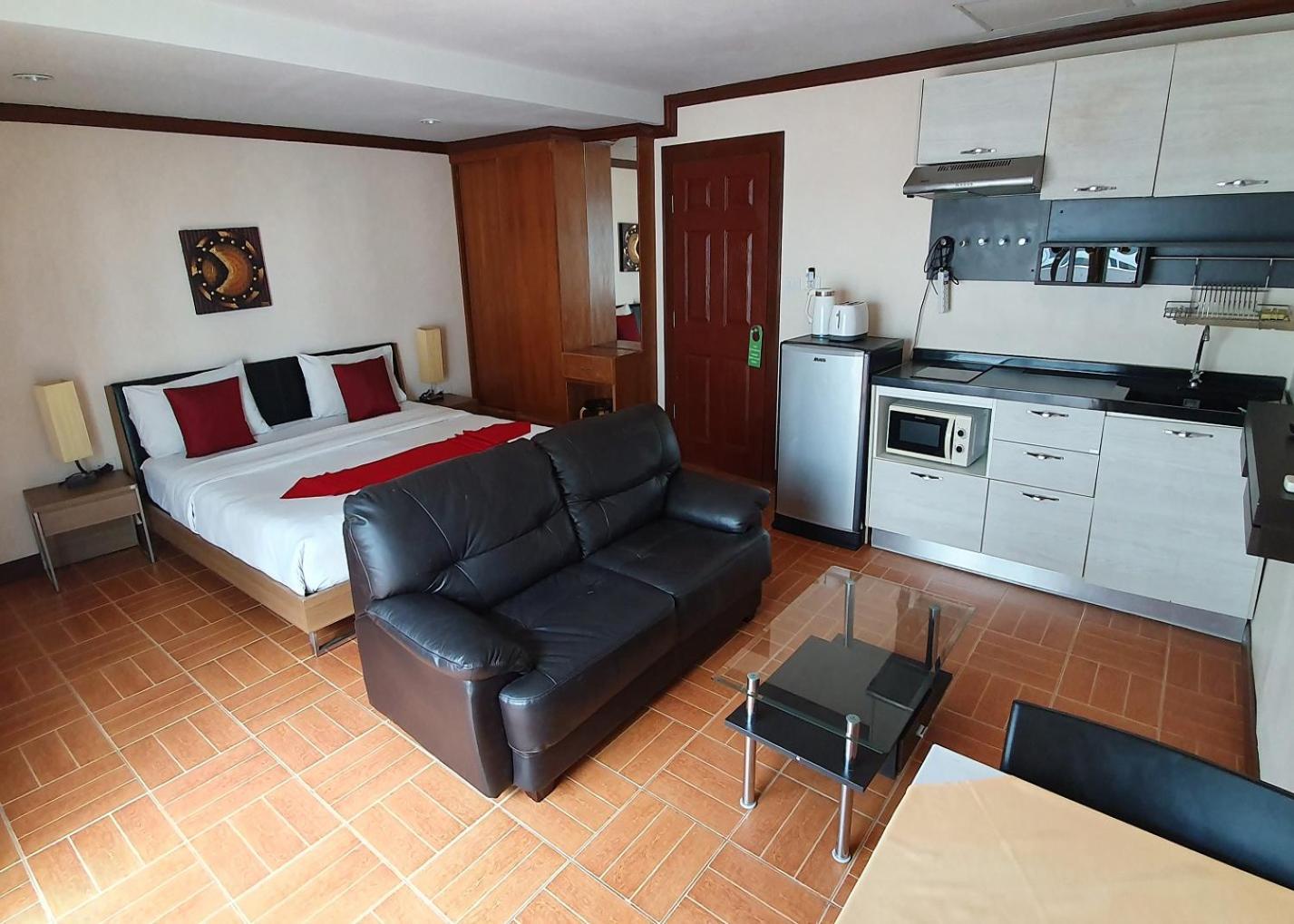 Patong Karlssons Hotel Extérieur photo